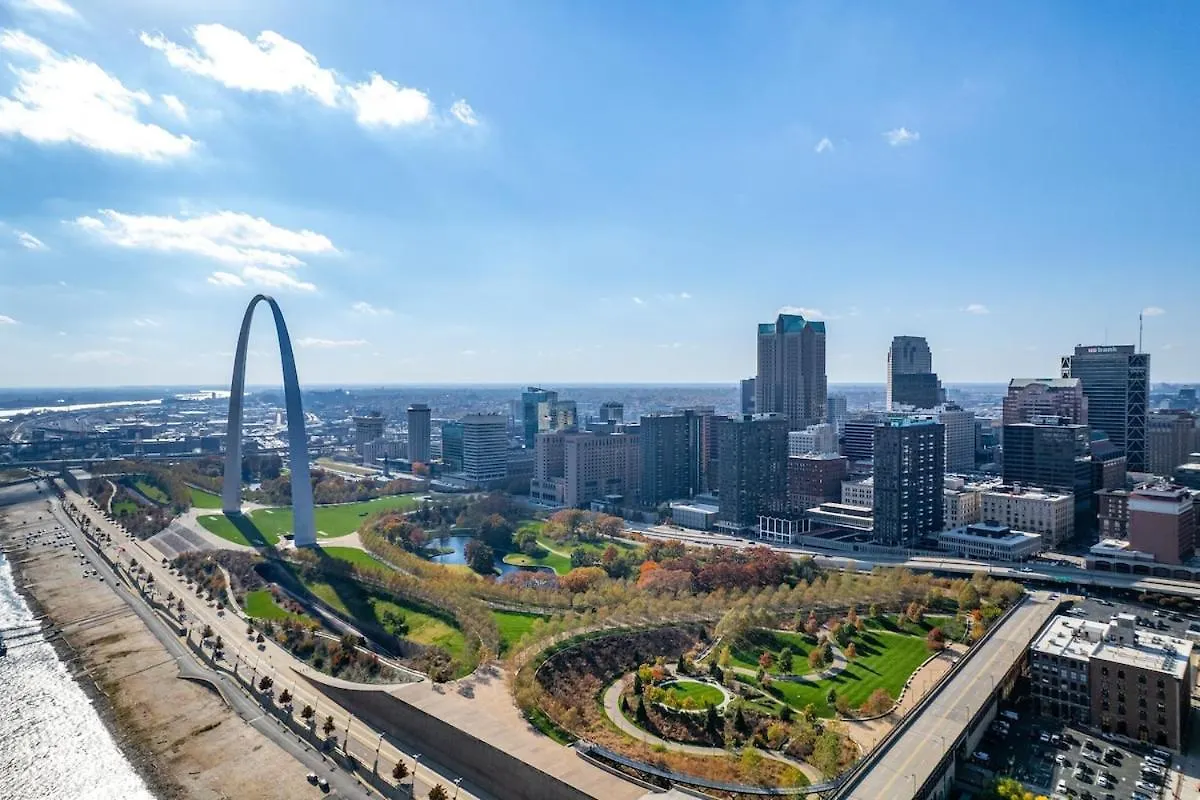 Express Yourself! Stay In This Stylish Guest Fave! Saint Louis
